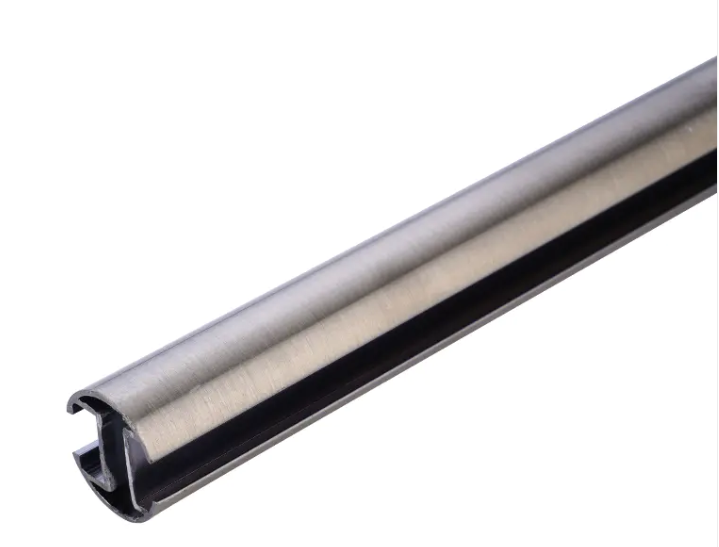Wird der Metallvorhang nach langfristigem Gebrauch Geräusche erzeugen oder wird es stilles Gleiten unterstützen?